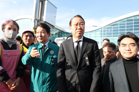 권영세(가운데) 국민의힘 신임 비상대책위원장이 30일 취임 즉시 전남 무안국제공항을 찾아 전날 발생한 제주항공 여객기 참사 유가족과 자원봉사에 나선 시민들을 만나고 있다.<연합뉴스 사진>